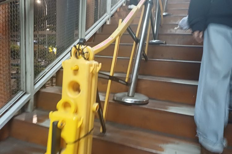 Lelahnya Menapaki 65 Anak Tangga di Skywalk Kebayoran Lama gara-gara Lift Mati