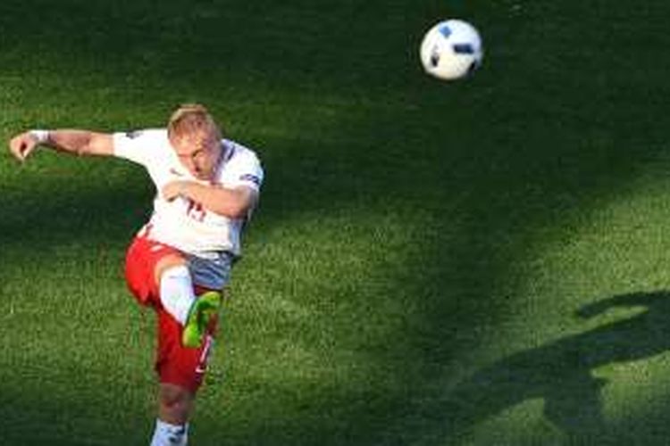 Pemain belakang Polandia, Kamil Glik, menyapu bola saat melawan Irlandia Utara pada partai Piala Eropa Grup C di Stadion Allianz Riviera, 12 Juni 2016.