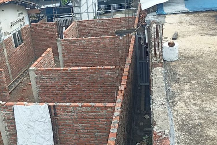 Tembok yang dibangun menutup akses tiga rumah warga di Desa Widodaren, Petarukan, Pemalang Jawa Tengah.