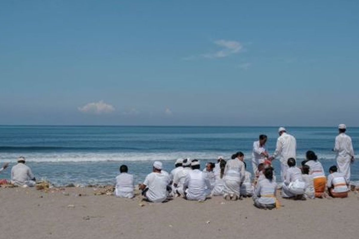 Peserta upacara melasti dibatasi maksimal 25 orang. 