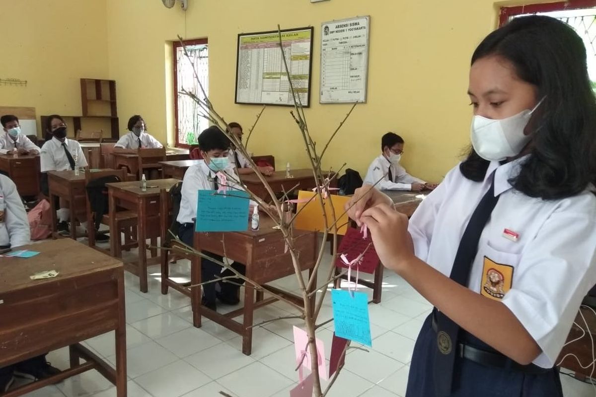 Kegiatan siswa SMPN 1 Yogyakarta menggantungkan mimpi dan harapan setelah mempresentasikan di depan teman-temannya pada simulasi sekolah tatap muka.