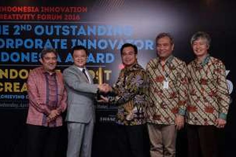 Rody Theo menerima Piala Bergilir Outstanding Corporate Innovator Indonesia Award (OCI Indonesia Award) 2016, Rabu (20/04/2016) di Hotel Shangri La, Jakarta.