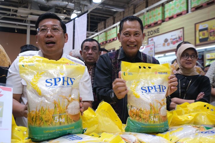 Perum Bulog Buwas saat mengunjungi Lotter Mart di Jakarta Timur, Jumat (8/9/2023). Pembelian beras SPHP dibatasi maksimal 10 kg per hari.