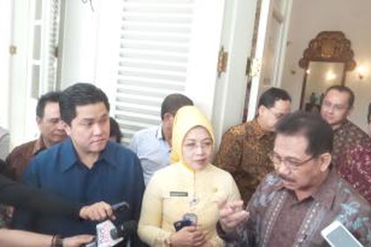 (Dari kiri ke kanan) Ketua Komite Olimpiade Indonesia (KOI) Erick Thohir,  Deputi Gubernur DKI Jakarta Bidang Pariwisata dan Kebudayaan Sylviana Murni, dan Direktur Utama PT Jakarta Propertindo Abdul Hadi usai mengadakan pertemuan membahas persiapan Asian Games 2018 di Balai Kota DKI Jakarta, Kamis (26/11/2015)