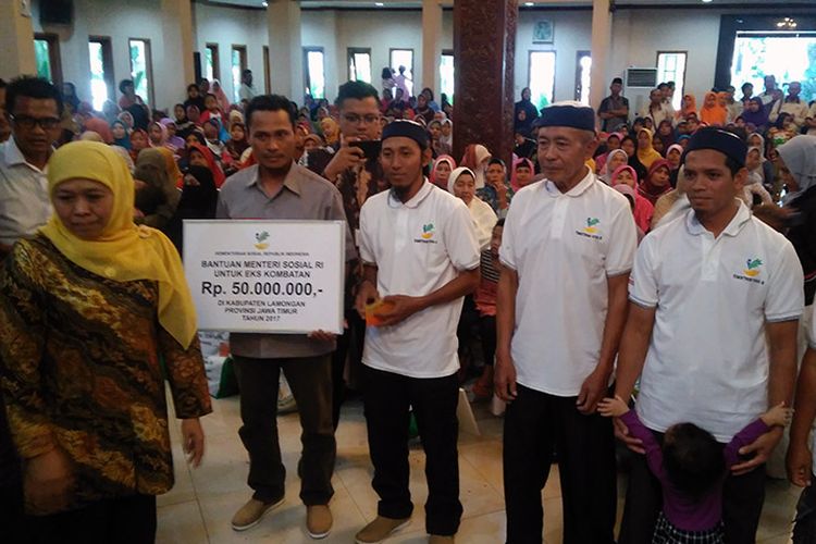 Menteri Sosial Khofifah Indar Parawansa (kiri) saat memberikan bantuan Program Keluarga Harapan kepada eks napiter dan kombatan di Lamongan, Jawa Timur, Minggu (17/9/2017).