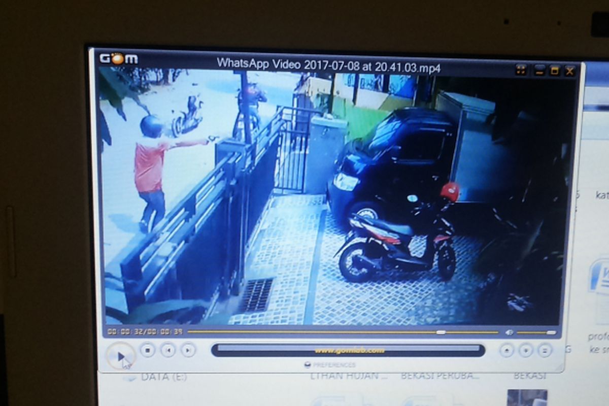 Rekaman kamera pengawas yang memperlihatkan adanya percobaan curanmor di Jalan Anantakupa, Cimanggis, Depok pada Jumat (7/7/2017). Terlihat pelaku yang kepergok saat akan menggondol sepeda motor tiba-tiba menodongkan diduga pistol ke arah orang yang memergokinya.
