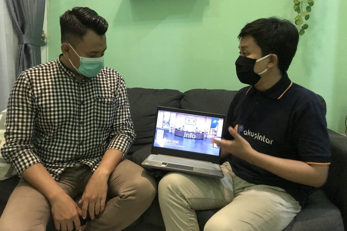 Co-Founder dan CEO Aku Pintar, Lutvianto Pebri Handoko (kanan) menunjukkan cara mengakses laman di pameran virtual Satu Klik, Aku Pintar Virtual Edu-Expo 2021. Pameran virtual ini dapat diakses melalui https://expo.akupintar.id pada 6-7 Februari 2020.