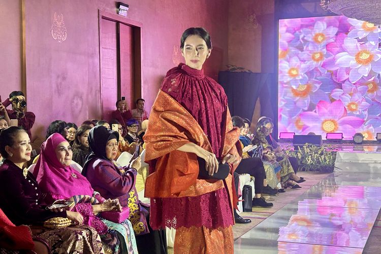 Koleksi busana wastra batik dan perca karya Guruh Soekarnoputra dalam Pergelaran Wastra: Karya Cipta Guruh Soekarnoputra, di The Dharmawangsa, Jakarta Selatan, Jumat (10/10/2025).