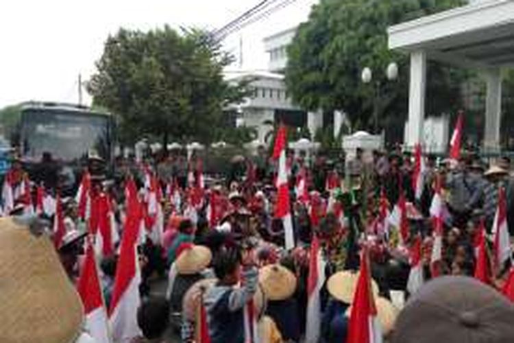 Ratusan warga Rembang dan Pati yang tergabung dalam Jaringan Masyarakat Peduli Pegunungan Kendeng (JM-PPK) mendatangi Kantor Mahakamah Agung (MA), Jakarta, Senin (14/11/2016).
