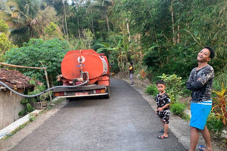Pompa Rusak, Ratusan Warga Clapar I Bergantung pada Dropping Air di Tengah Ancaman Kemarau