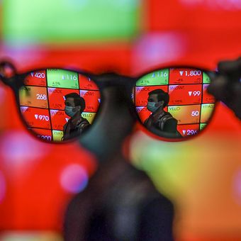 Ilustrasi saham, Layar pergerakan Indeks Harga Saham Gabungan (IHSG) memperlihatkan IHSG merah. 