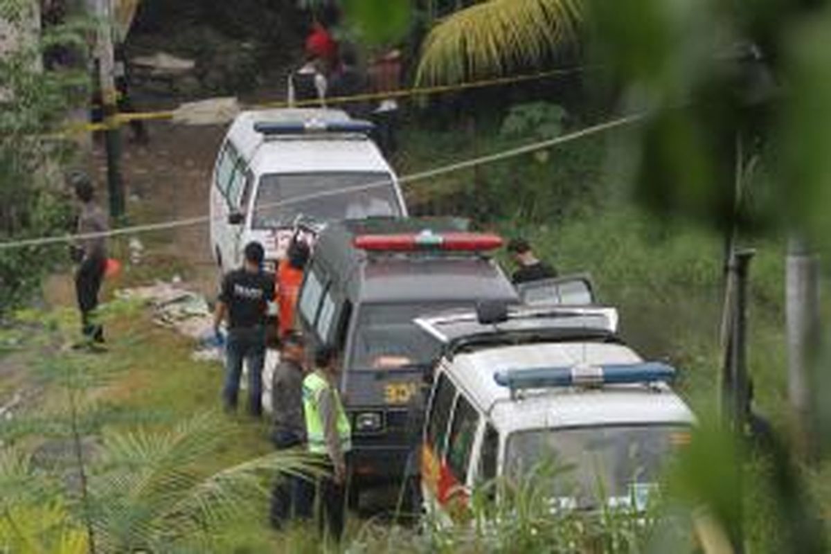 Petugas menyiapkan mobil ambulan untuk membawa jenazah terduga teroris dari lokasi penggerebekan di Kampung Sawah Tangerang Selatan, Rabu (1/1/2014). Densus 88 anti teror Mabes Polri menembak mati enam orang terduga teroris saat penggerebekan. TRIBUNNEWS/HERUDIN 