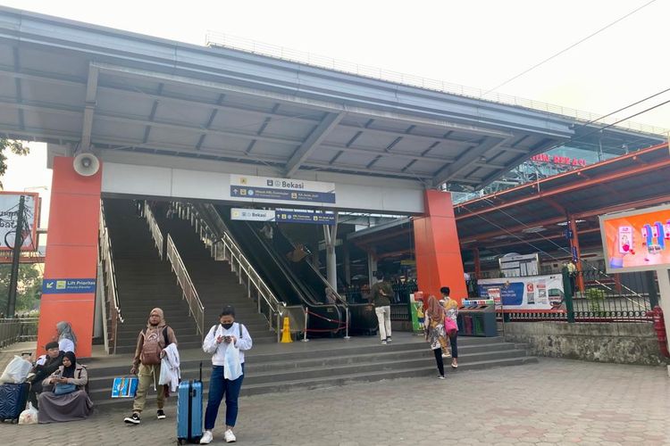 Pintu masuk Stasiun Bekasi. 