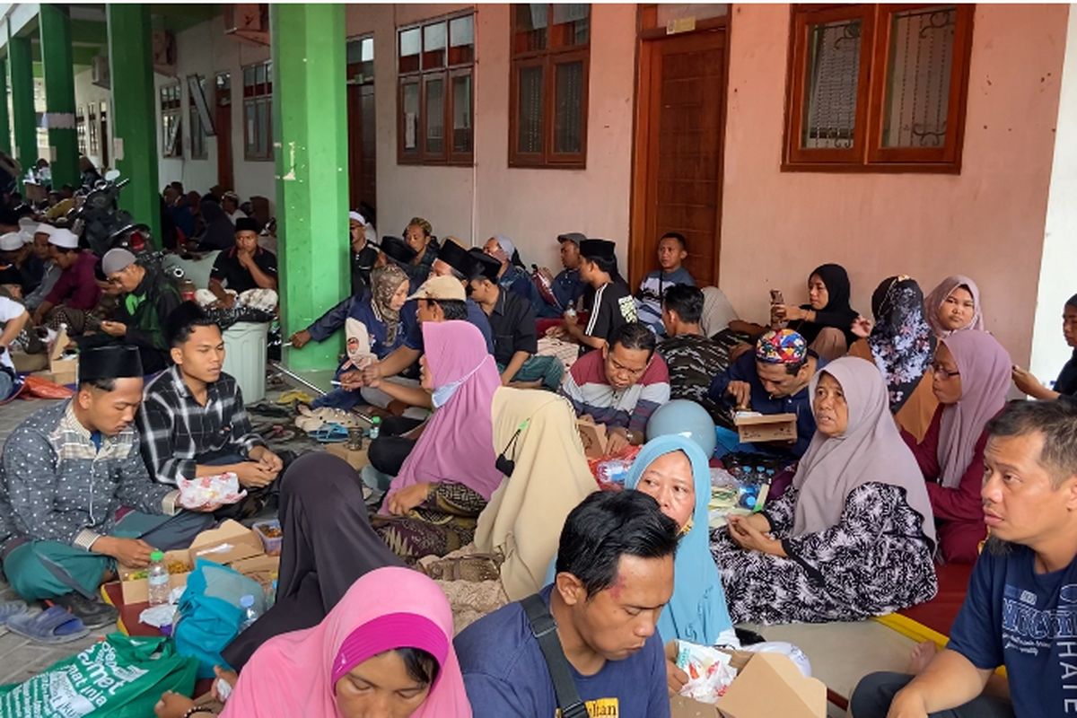 Keluarga korban reruntuhan Ponpes Al Khoziny Sidoarjo yang berada di posko pencarian korban, Selasa (30/9/2025)