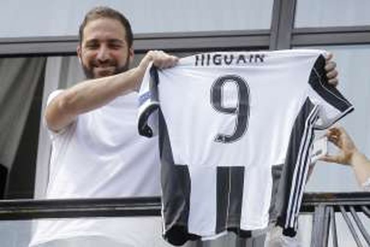 Gonzalo Higuain memamerkan seragam Juventus bernomor 9 di markas klub, 27 Juli 2016.