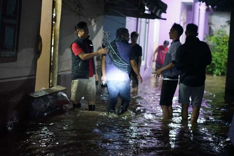 Warga Kampung Kiaracondong RT 02 RW 05, Desa Rahayu, Kecamatan Margaasih, Kabupaten Bandung, Jawa Barat, harus bersabar selama 10 tahun lebih menghadapi banjir akibat jebolnya tanggul sungai Cikeueus. Selama kurun waktu itu juga, warga secara swadaya membangun dan memperbaiki tanggul sungai yang hanya bertahan selama 3 bulan.