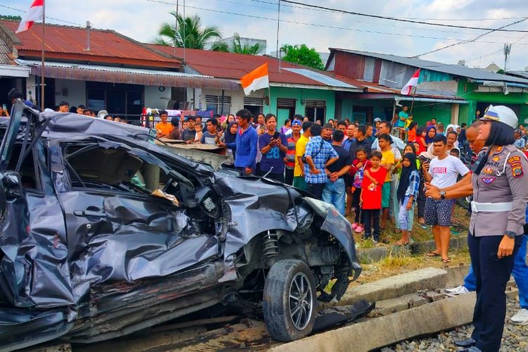 Mobil Toyota Calya ringsek tertabrak kereta api di perlintasan rel Sebidang tak berpalang pintu di Kelurahan Sri Padang, Kecamatan Rambutan, Kota Tebing Tinggi, Sumatera Utara, Rabu (16/8/2023). Dalam insiden itu 1 orang tewas dan 3 lainnya terluka.   