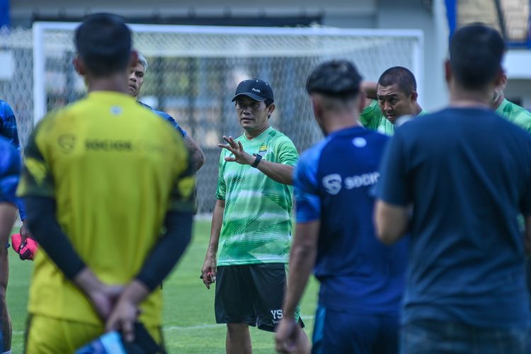 Yaya Sunarya caretaker Persib Bandung memimpin latihan tim pada Senin (17/7/2023) di Stadion Gelora Bandung Lautan Api (GBLA) pasca Luis Milla mundur dari kursi pelatih tim di Liga 1 2023-2024.