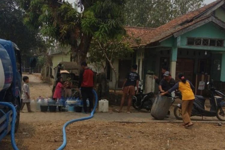 PDAM Tirta Kerta Raharja (TKR) Kabupaten Tangerang mengirimkan bantuan air bersih untuk warga yang mengalami kesulitan air bersih di Kampung Rancasadang, Desa Tapos, Tigaraksa, Sabtu (7/10/2023).