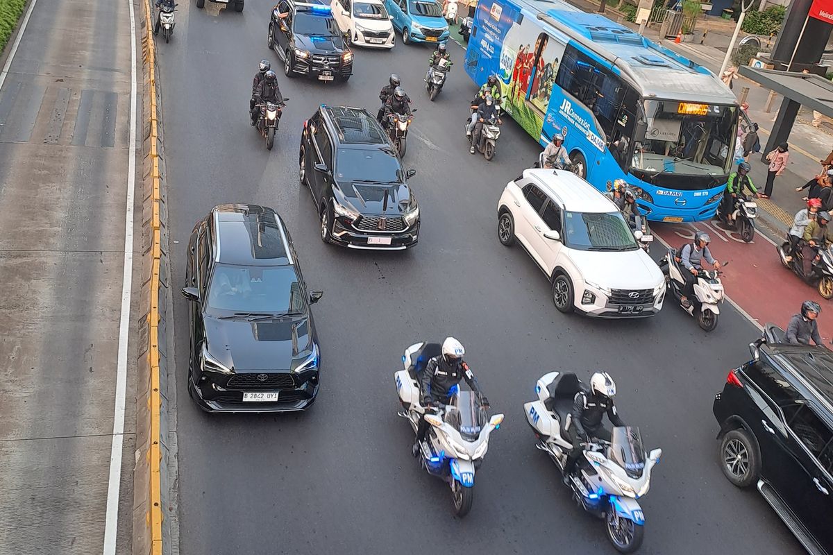 Mobil Innova Zenix dengan plat RI-1 tampak melintas di Jalan Sudirman, Jakarta, Rabu (4/9/2024) sekitar pukul 17.30 WIB. Pihak istana membenarkan Presiden Jokowi berada di dalam mobil tersebut untuk menuju Istana Bogor usai bertemu dengan Paus Fransiscus di Istana Negara. Foto diambil dari jembatan busway Transjakarta Halte Karet,