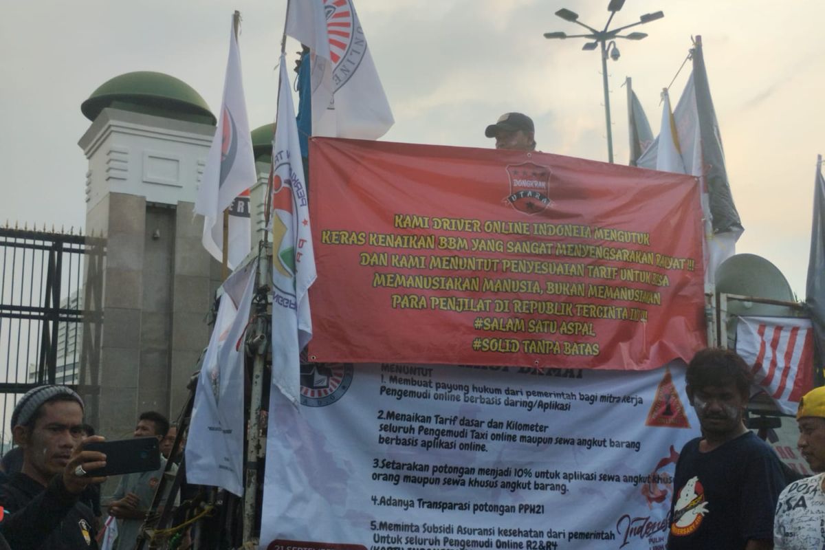 Sejumlah pengemudi taksi online menggelar aksi demonstrasi di depan gedung DPR RI, Jakarta Pusat, Rabu (21/9/2022