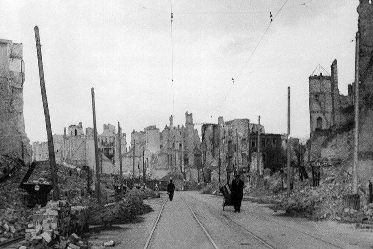 Suasana Nettelbeck Strasse dekat Wittenberg Platz, Berlin pada April 1945. Bagian kota ini dijuluki City of Death atau Kota Kematian oleh warga Berlin.