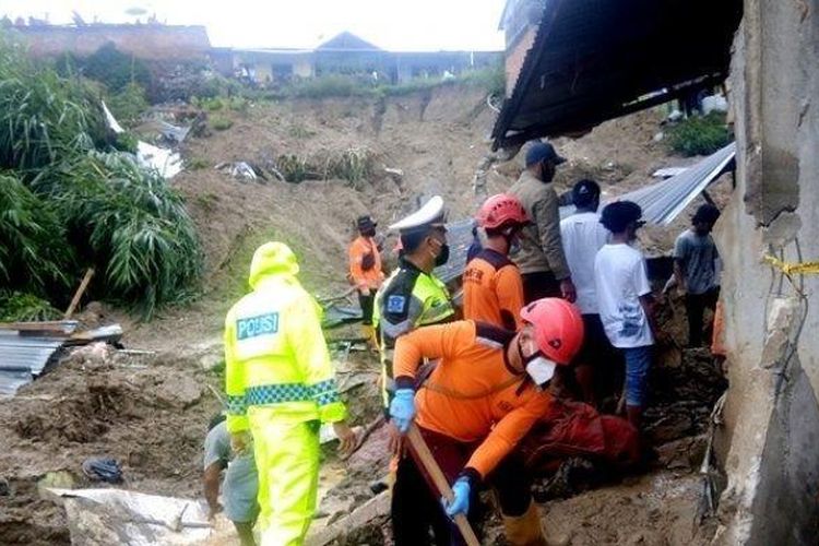 
Petugas gabungan berusaha melakukan pencarian korban yang masih tertimbun longsor, di Dusun Lau Bawang, Kelurahan Padang Mas, Kecamatan Kabanjahe, Jumat (27/8/2021). 
