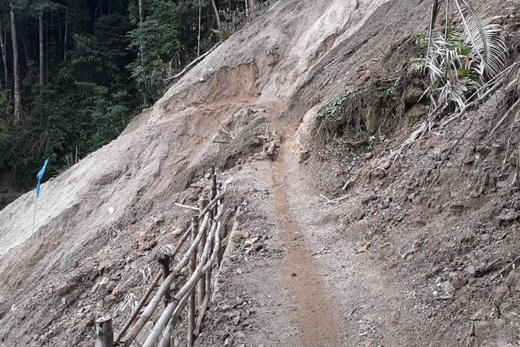 Salah satu ruas jalur tradisional di hutan Taman Nasional Bogani Nani Wartabone yang biasa dilalui ojek khusus. Jalur ini sering terjadi longsor dan menutup jalan yang hanya beberaap sentimeter lebarnya.