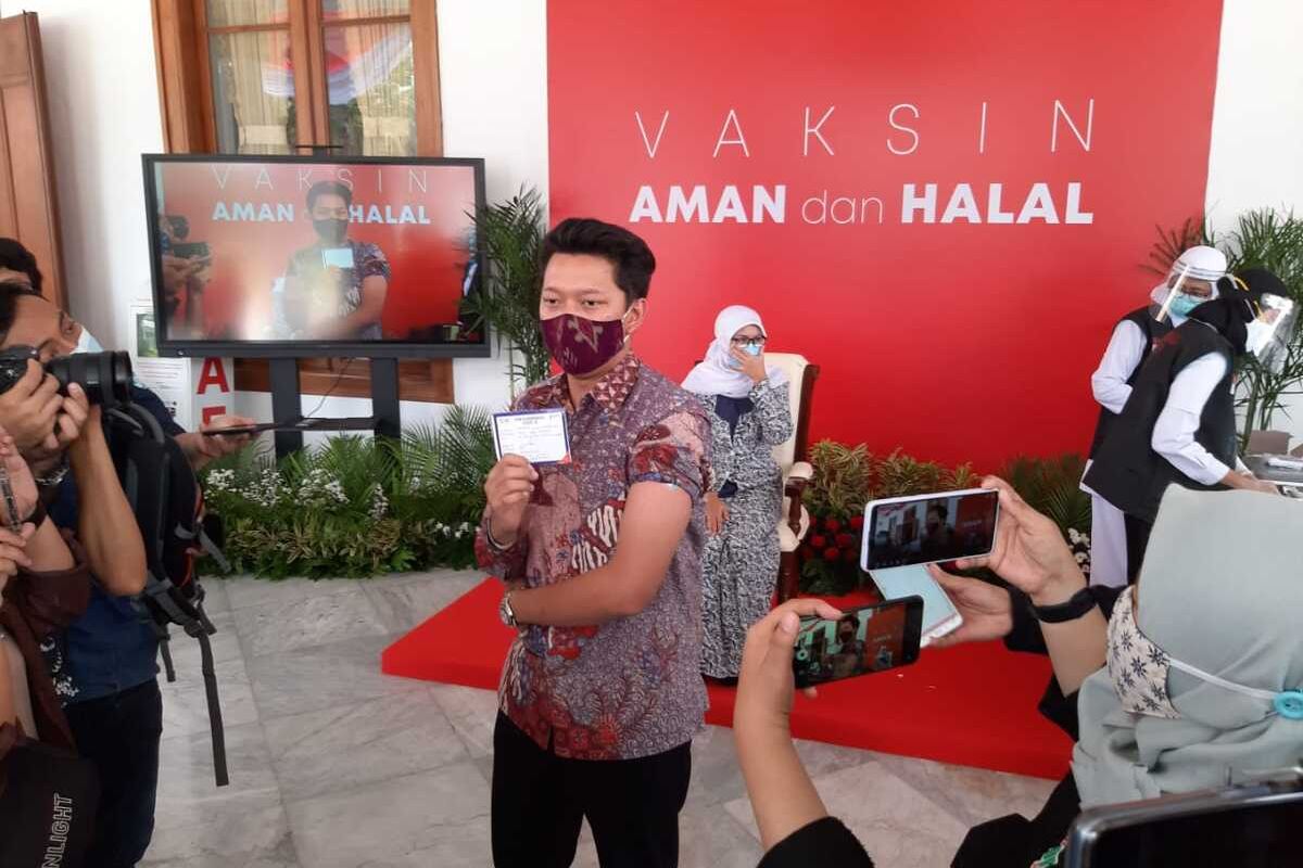 Youtuber Bayu Skak disuntik vaksin di Gedung Negara Grahadi Surabaya, Kamis (14//1/2021).