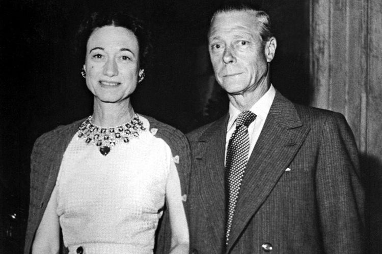 Edward VIII (kanan) dari Inggris, putra tertua George V dan Mary of Teck, turun tahta karena hubungan cintanya dengan janda cerai kelahiran Amerika, Wallis Simpson (kiri). 