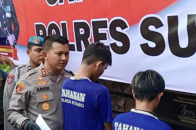 Kapolres Subang, AKBP Ariek Indra Sentanu, saat mengintrograsi dua orang anggota geng motor yang diringkus Satreskrim Polres Subang, Rabu (26/7/2023).
