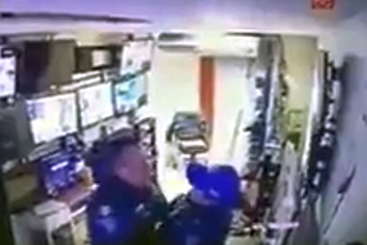 Potongan rekaman CCTV yang memerlihatkan dua polisi tengah berhubungan seks saat jam kerja di rumah sakit di Meksiko.