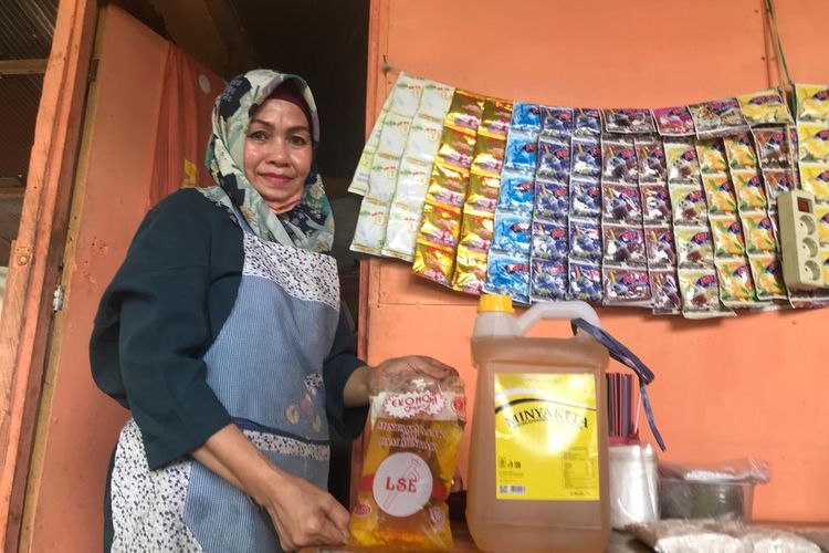Ibu penjual makanan di Nunukan menunjukkan minyakita yang saat ini langka di pasaran