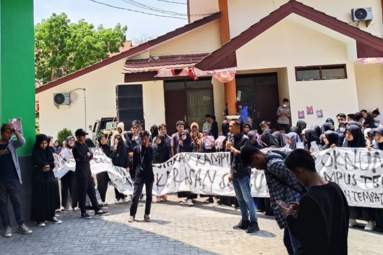 Mahasiswa IAIN Madura berunjuk rasa di depan rektorat, Kamis (23/11/2023). Mereka menuntut dosen yang diduga melakukan pelecehan kepada mahasiswi untuk dipecat.