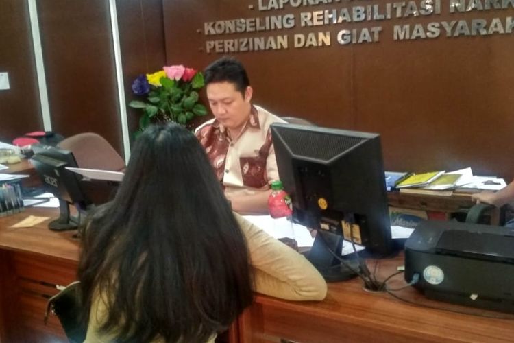 HS (28) saat melapor di Polresta Palembang, lantaran foto bugilnya akan disebar oleh MN (33) yang tak lain adalah mantan pacar korban sendiri, Jumat (14/9/2018).