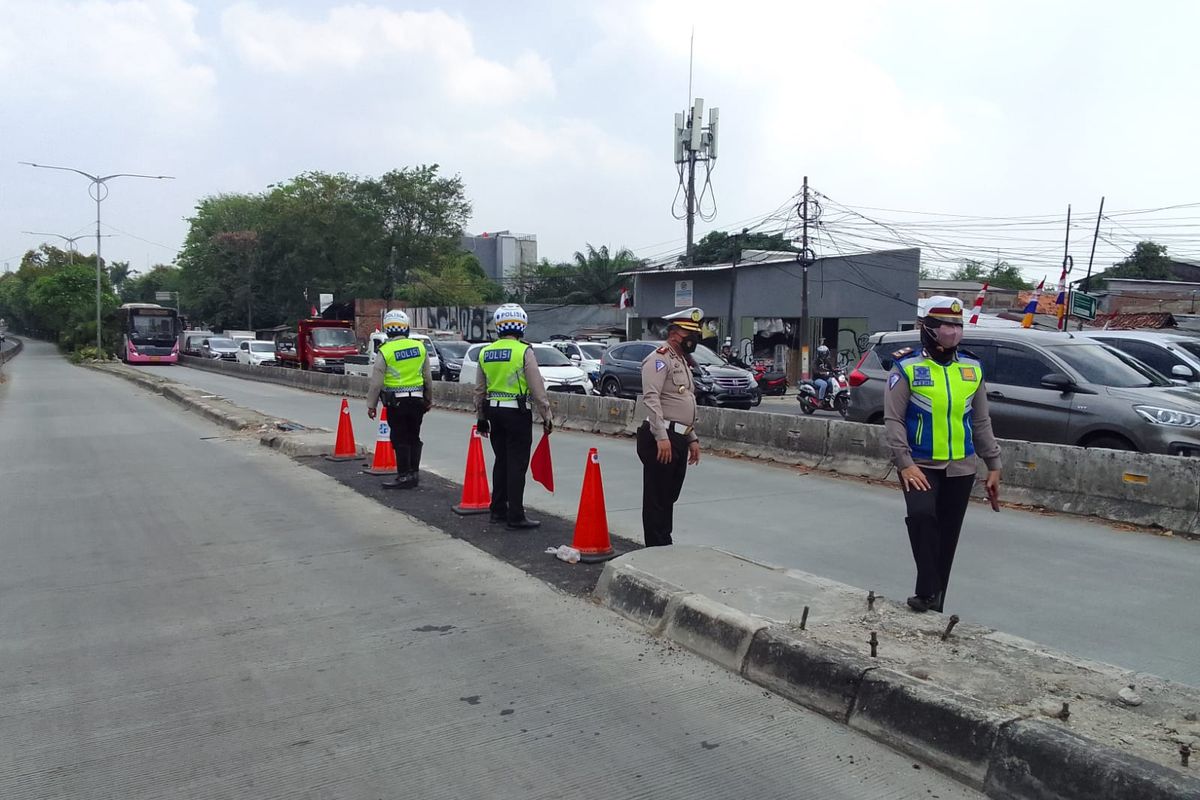 Pengalihan arus lalu lintas akan diberlakukan di traffic light Casa Jardin, Kedaung Kali Angke, Cengkareng, Jakarta Barat, mulai besok, Selasa (9/8/2022).