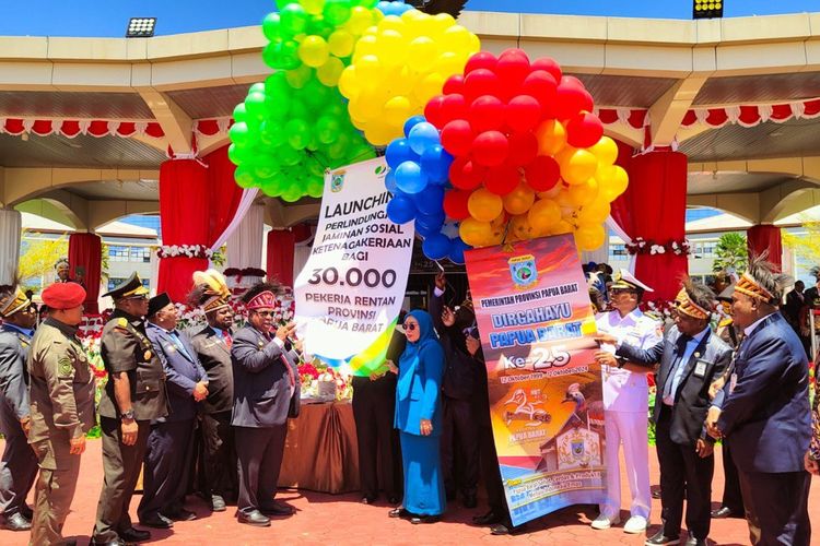 Pj Gubernur Papua Barat Ali Baham terlihat melepas balon Spesial HUT Ke-25 Papua Barat dan peluncuran perlindungan jaminan sosial ketenagakerjaan bagi 30.000 pekerja rentan bersama para tamu undangan di Manokwari, Papua Barat, Sabtu (12/10/2024). 