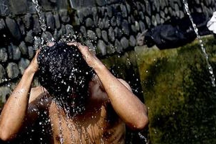 Pengunjung menikmati guyuran air panas di Gunung Salak Endah, Bogor, Jawa Barat, Rabu (14/5/2014).