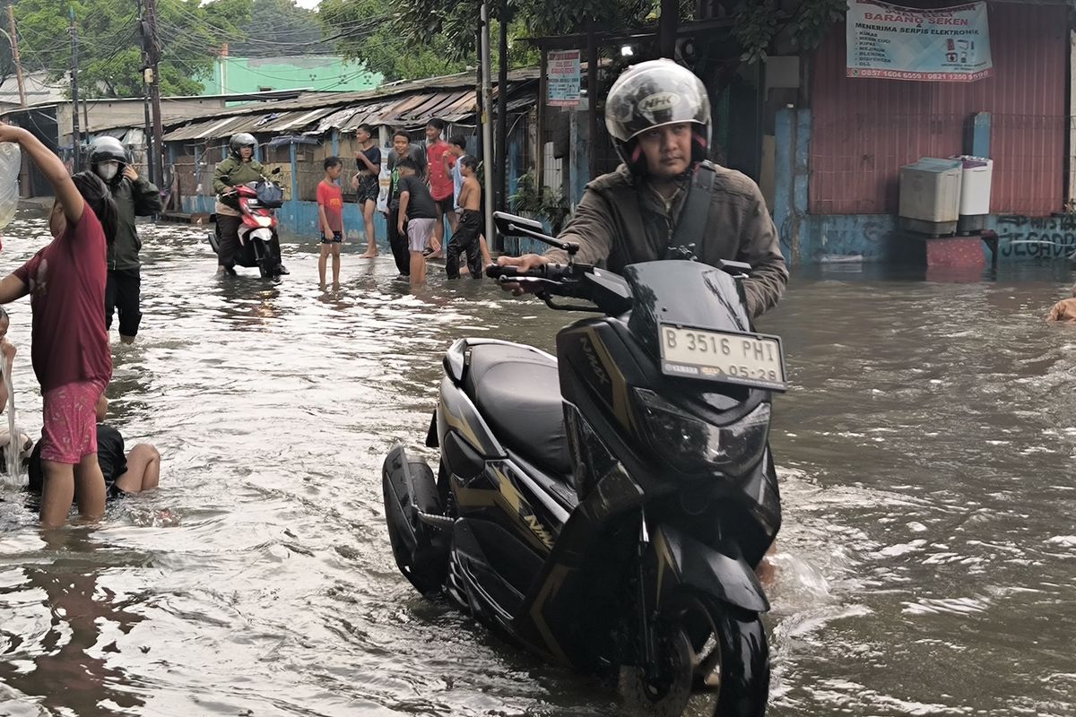 Genangan air pasca hujan di kawasan Duri Kepa, Jakarta Barat.