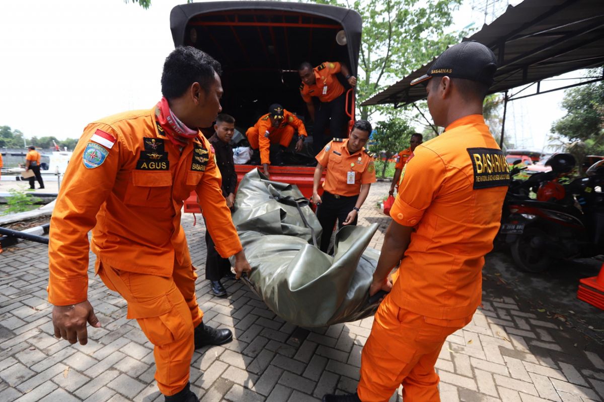 Anggota Basarnas melakukan persiapan untuk mencari korban jatuhnya pesawat Lion Air JT-610 ke laut, di Pelabuhan Jakarta, 29 Oktober 2018. Pesawat Lion Air tujuan Pangkalpinang tersebut membawa 188 orang.