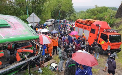 Indonesia Bus Crash Kills 13, Injures Dozens