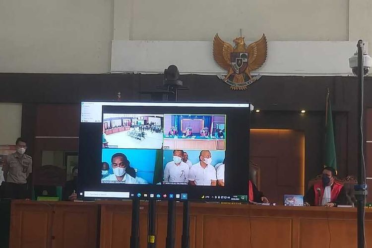 Sidang vonis untuk 10 terdakwa yang merupakan anggota DPRD Kabupaten Muara Enim lantaran telah menerima suap fee proyek pengerjaan jalan. Dalam sidang yang berlangsung di Pengadilan Tipikor Palembang, mereka divonis penjara selama 4 tahun dan pencabutan hak politik selama 2 tahun, Rabu (25/5/2022).