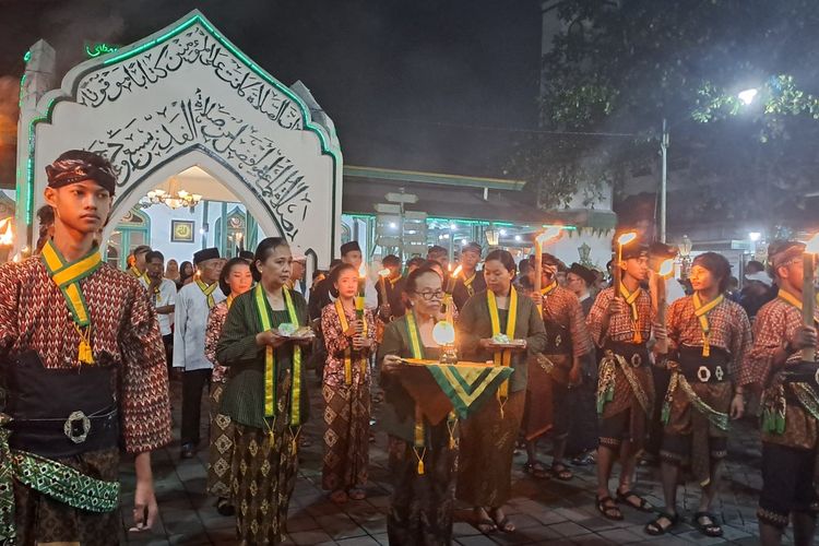 Pura Mangkunegara Kota Solo, Jawa Tengah (Jateng), mengelar takbir keliling dimulai dari Masjid Al-Wustho Mangkunegaran, pada Selasa (9/4/2024).