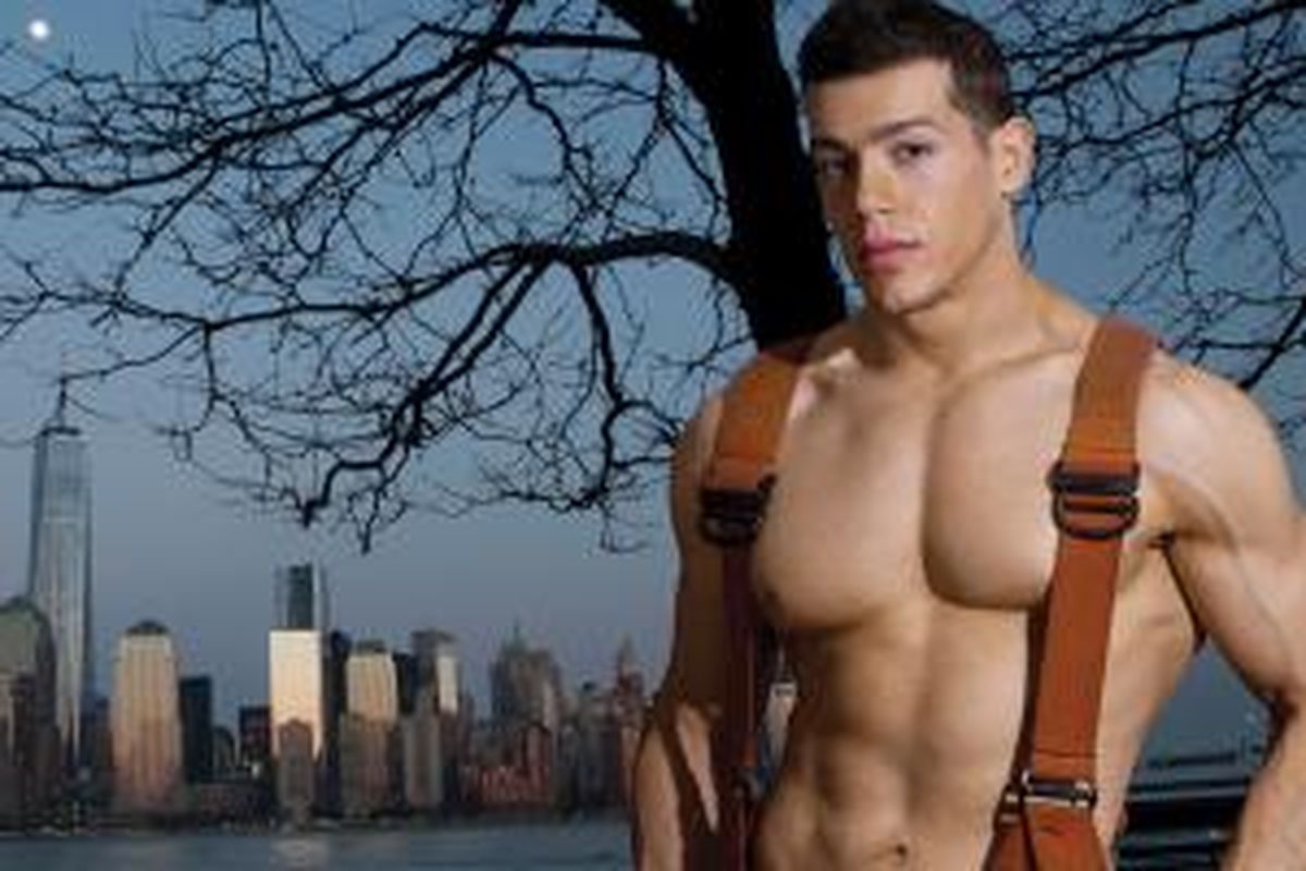 Jason Carrion berpose seksi tanpa busana di sampul depan Kalender The FDNY (Fire Department of New York 
