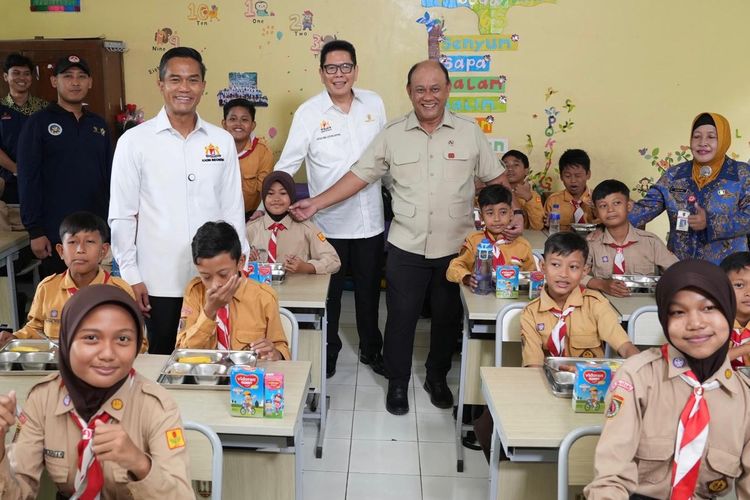 Kamar Dagang dan Industri Indonesia (Kadin) didukung Tempo Scan meresmikan enam Satuan Pelayanan Pemenuhan Gizi (SPPG) untuk menyalurkan bantuan makan bergizi gratis (MBG) di Kota Semarang, Jawa Tengah, Jumat (22/8/2025).