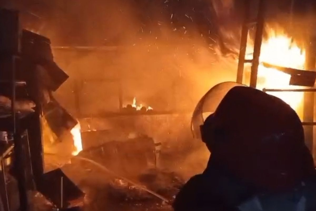 Toko Kue di Losari Cirebon Terbakar, Diduga akibat Mesin Kompresor "Overheat"