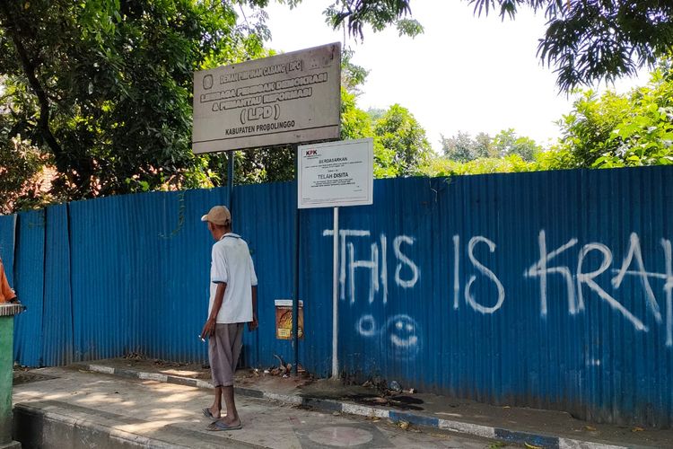 Papan sita aset dipasang di depan sebidang tanah milik Hasan Aminuddin. 