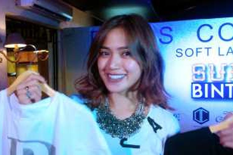 Artis peran dan pembawa acara Jessica Iskandar menghadiri soft launching Super Bintang, yakni produk lini busana para artis, di Pisa Cafe, Menteng, Jakarta Pusat, Senin (7/12/2015).