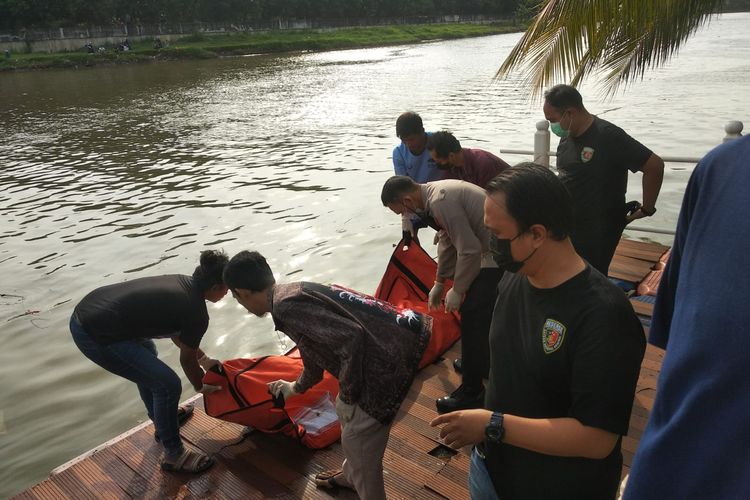Proses evakuasi penemuan mayat perempuan tanpa identitas di Sungai Cisadane Kota Tangerang pada Rabu (14/12/2022). 