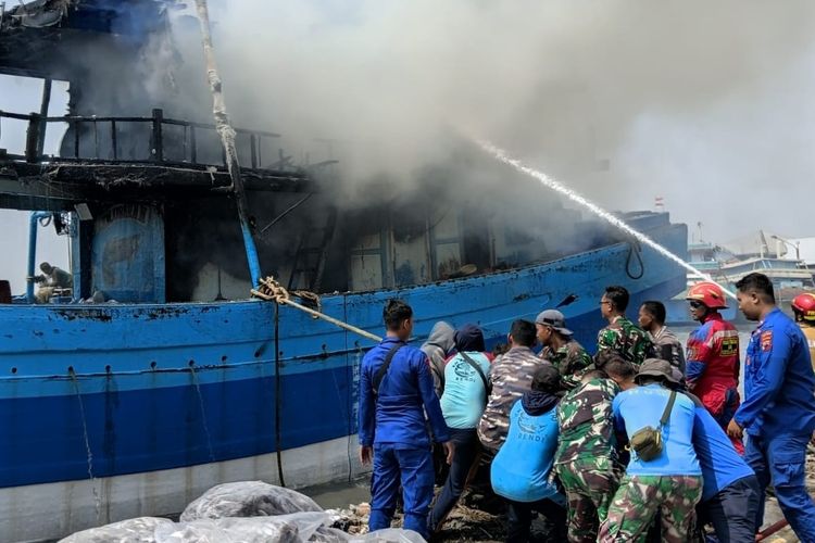 Kapal Nelayan Usaha Tiga Terbakar di Pelabuhan Jongor Tegal, Diduga Korsleting Listrik